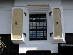大津磨き仕上げによる２階の窓