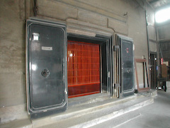 巨大な戸前と漆塗りの引き戸